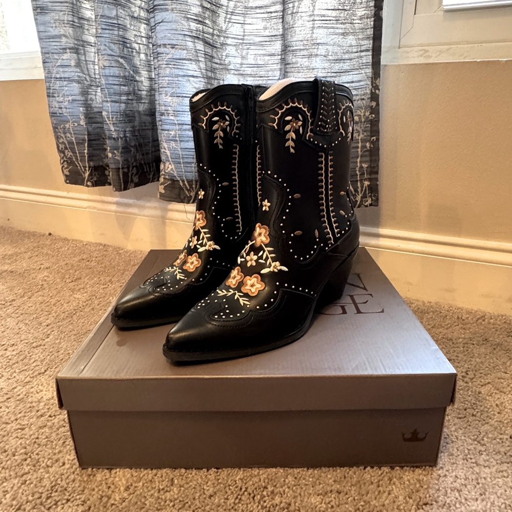 NWT Crown Vintage Embroidered Cowboy Boots